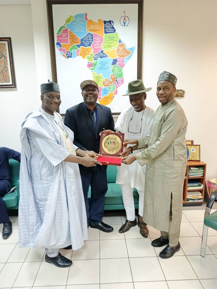 Receiving a plaque at the National Assembly - Image 1